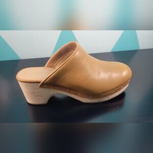 Women's Loft Tan Leather Clogs Sz 8.5